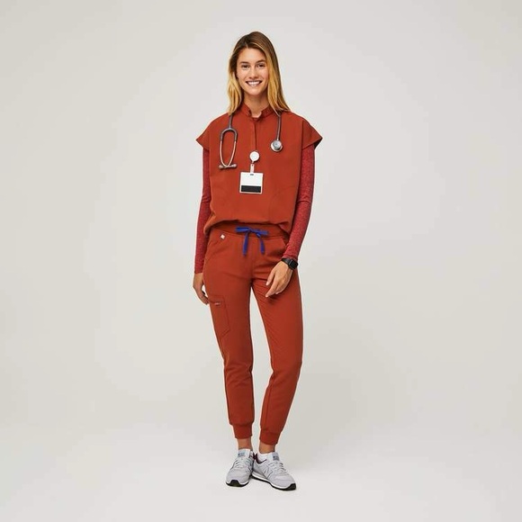 Figs limited edition auburn colorWomen's rafaela top and zamora Jogger Pants - Picture 1 of 4